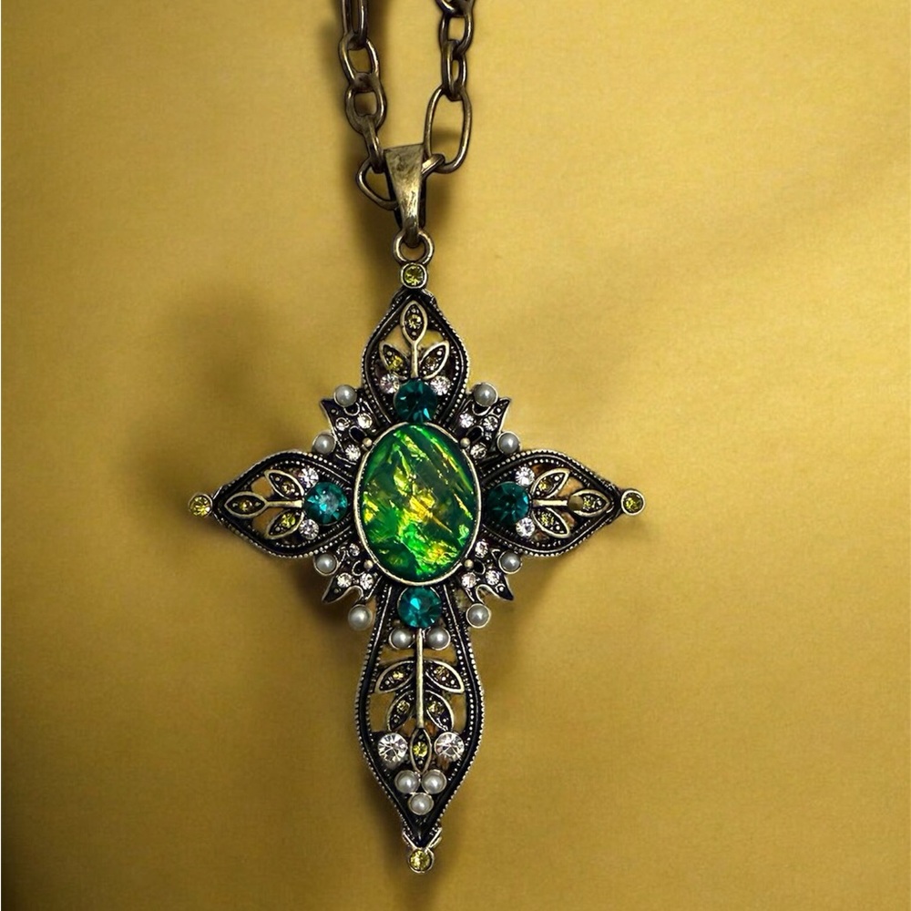 Elegant Green and Silver Cross Pendant Necklace - Picture 5 of 8